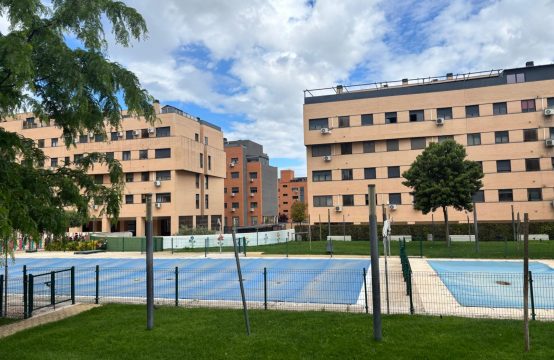 Piso con piscina y pista de pádel
